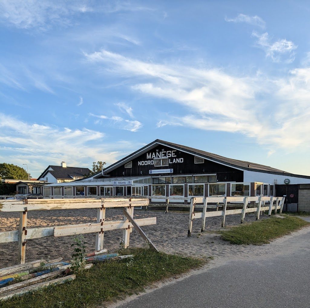 Het gebouw van Manege Noordland aan de Strandweg